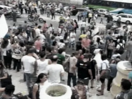 Professores em manifestação liberam uma das vias da avenida Jerônimo Monteiro, no Centro de Vitória