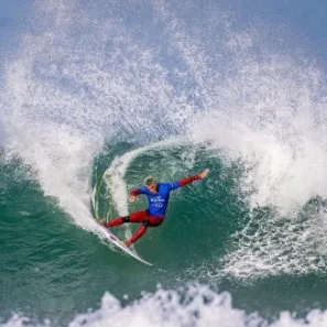 Filipinho tira nota 10 na repescagem e avança direto após fratura de Kelly Slater