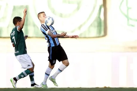 GOIANIA – GO – 31/05/2015 – BRASILEIRO A 2015, GOIAS X GREMIO – Luan do Gremio durante partida contra o Goias pelo Campeonato Brasileiro A 2015 no estadio Serra Dourada. Foto: Adalberto Marques/AGIF