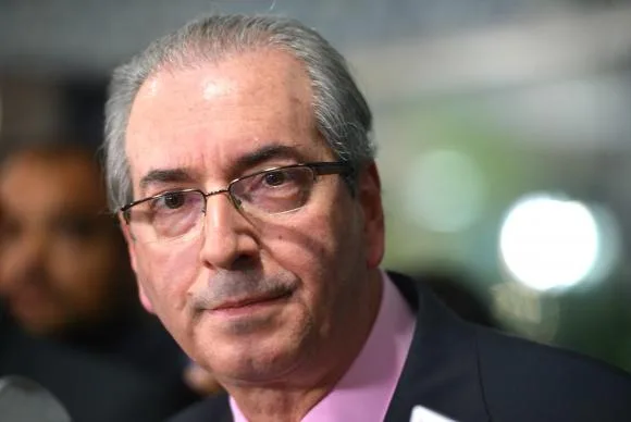 Procuradoria denuncia Cunha por recebimento de propina em contas na Suíça