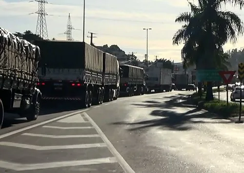 Manifestação de caminhoneiros deixa trânsito lento na BR-101