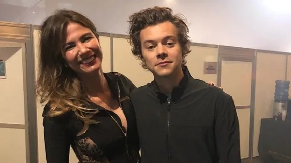 Luciana Gimenez vai a show de Harry Styles e tira foto com o músico