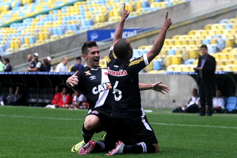 Vasco ganha do Atlético-PR por 2 a 0 e renova esperanças de fugir do rebaixamento