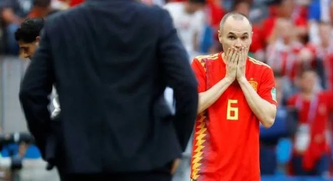 Iniesta anuncia aposentadoria da Espanha após eliminação na Copa