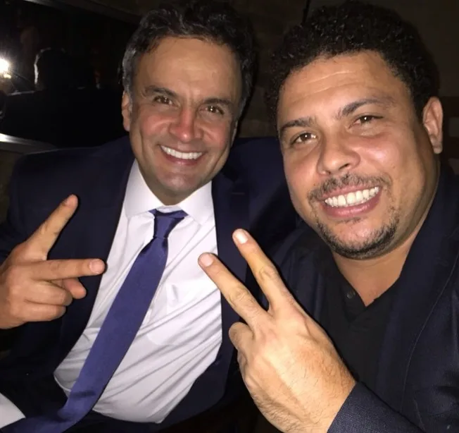 Ronaldo mantém, mas Neymar e Huck apagam fotos com Aécio Neves e são criticados