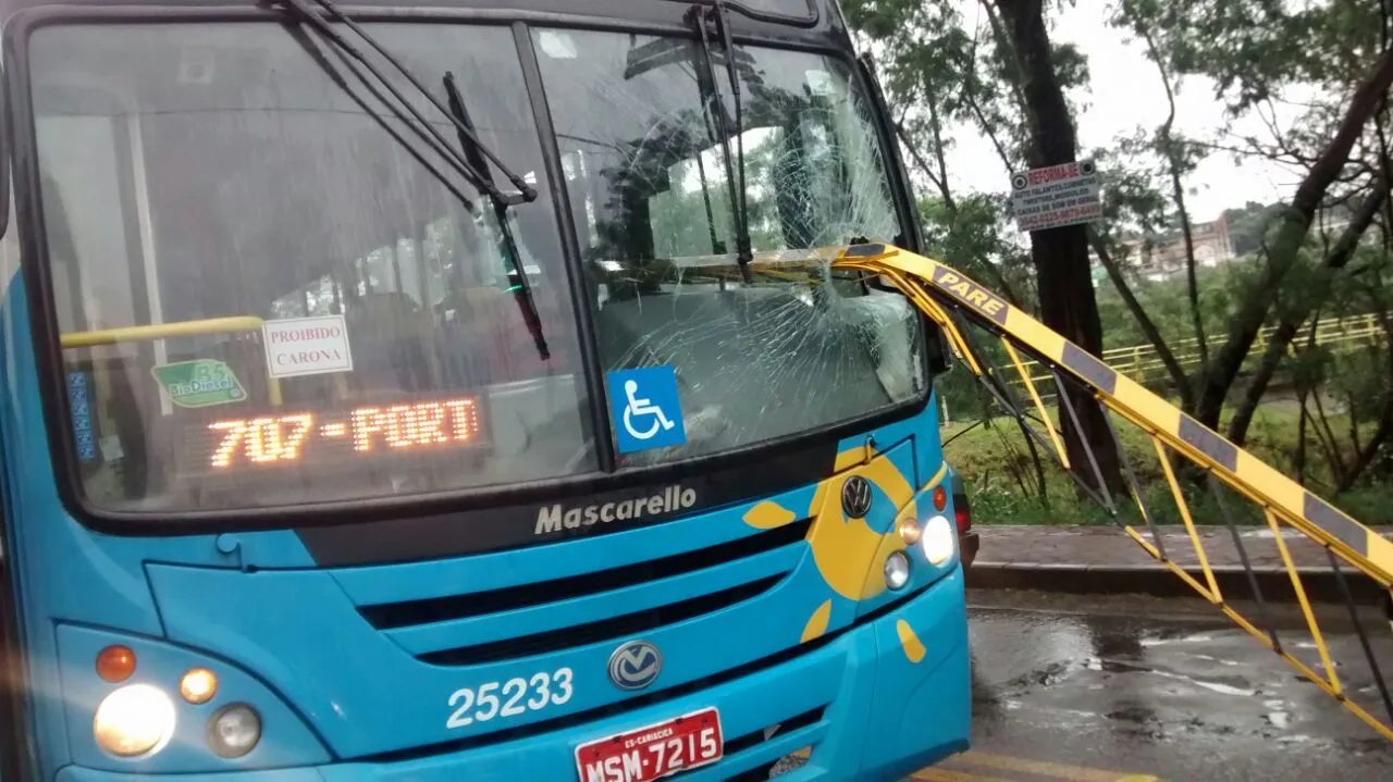 Caminhão bate em cancela e ônibus é atingido em Cariacica