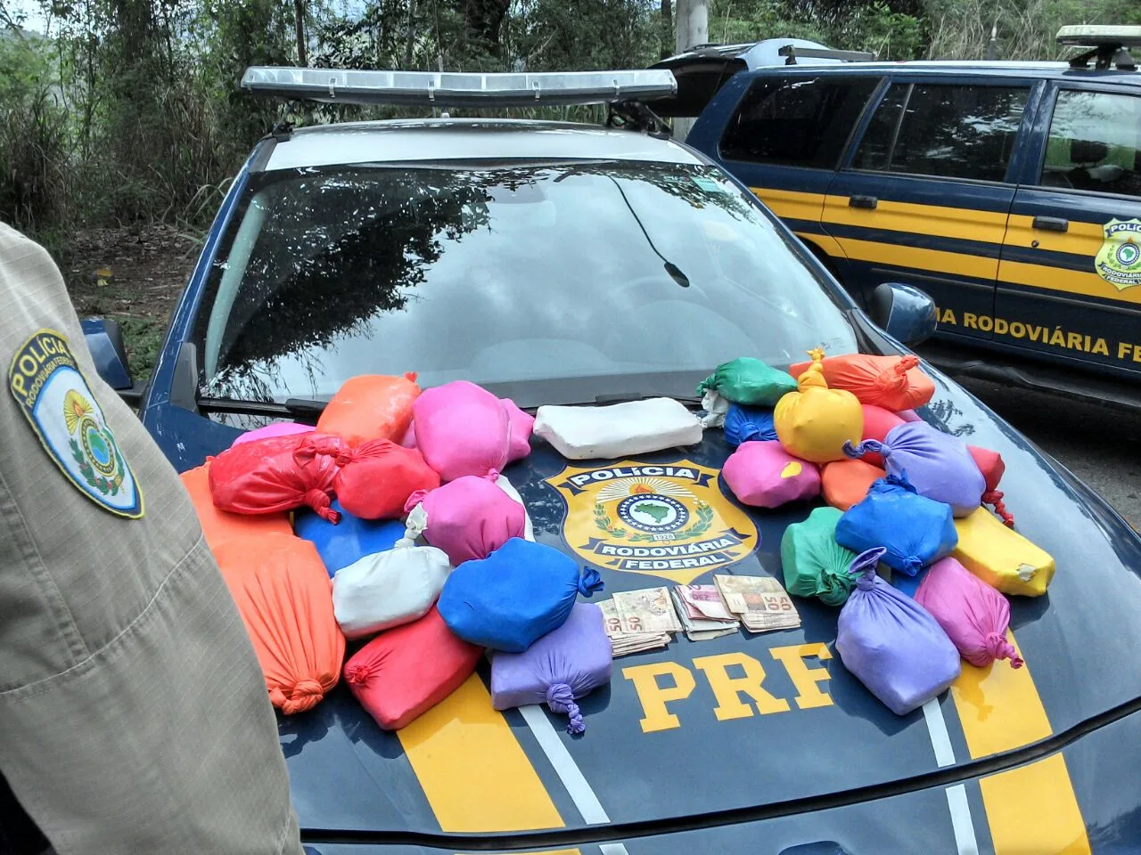 Casal é detido com 24kg de pasta base escondidos em tanque de carro em Viana