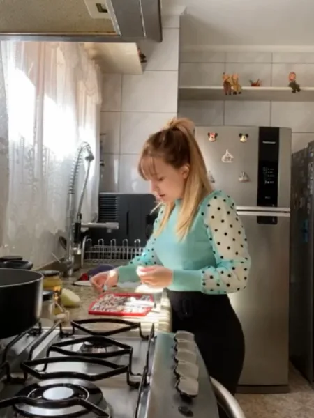 Larissa Manoela chora com cebola e faz menu completo em live na cozinha