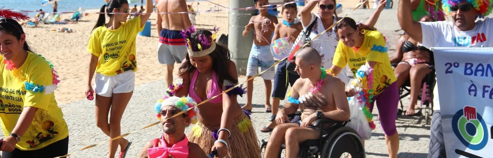 Cadeirantes participam de Banho de Mar à Fantasia em Vila Velha