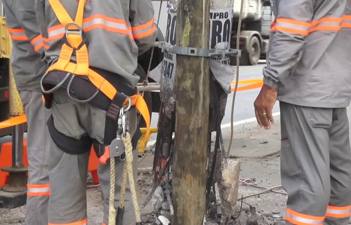 Caminhão bate em poste e deixa órgãos públicos sem energia e trânsito lento em Cariacica