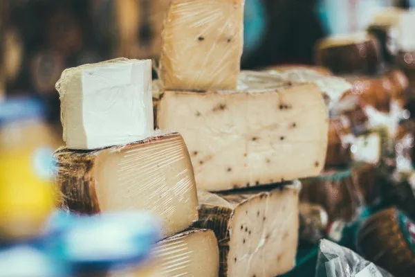 Comer queijo todos os dias ajuda a prevenir infarto, diz estudo