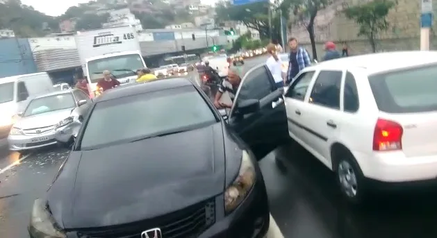 Engavetamento deixa trânsito complicado em Vitória nesta sexta-feira