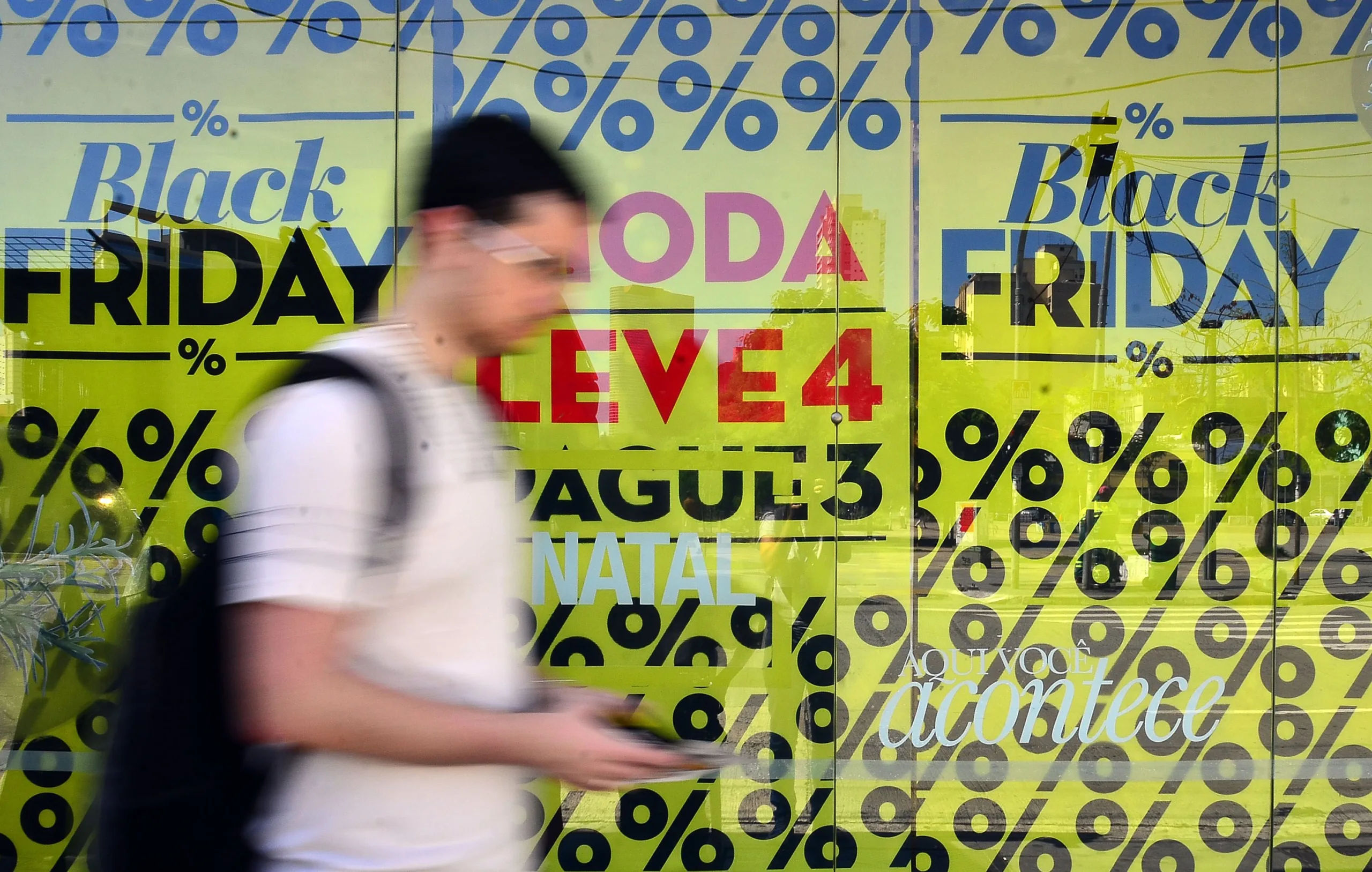 São Paulo – Movimento no comércio da rua Teodoro Sampaio, em Pinheiros, durante o Black Friday (Rovena Rosa/Agência Brasil)