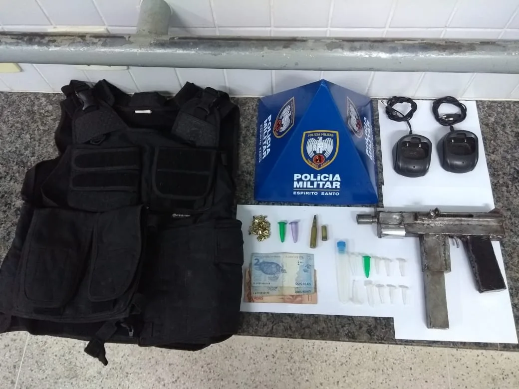 Submetralhadora é encontrada e adolescente apreendida com drogas em Guarapari