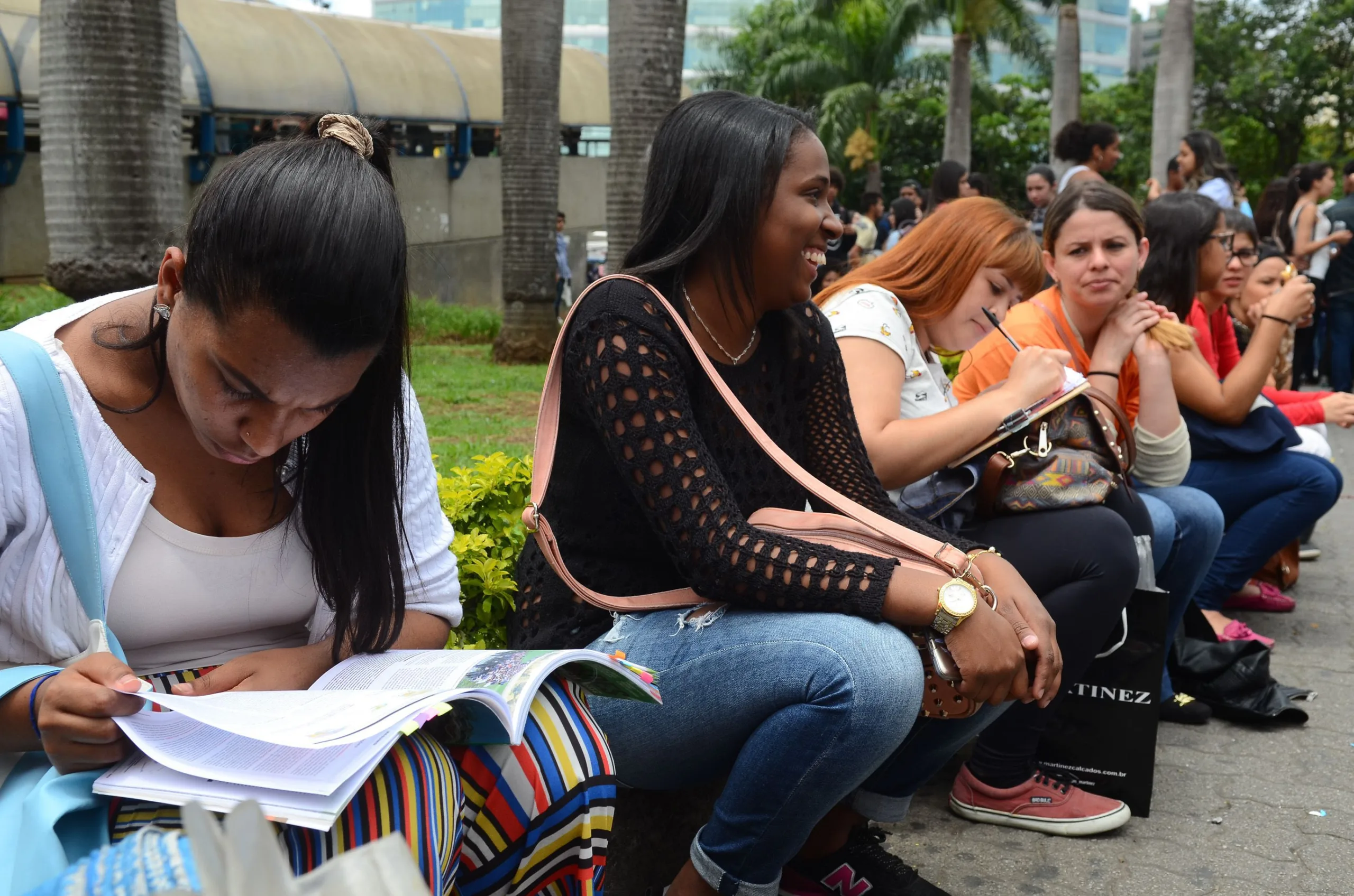 São Paulo – Estudantes chegam à Universidade 9 de Julho (Uninove) para o segundo dia de provas do Exame Nacional do Ensino Médio (Enem), em Barra Funda, zona oeste. (Rovena Rosa/Agência Brasil)