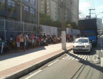 Professores se reúnem em frente à Sedu, em Vitória