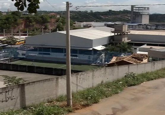 Policiais batem viatura durante perseguição após roubo de carro em Cariacica