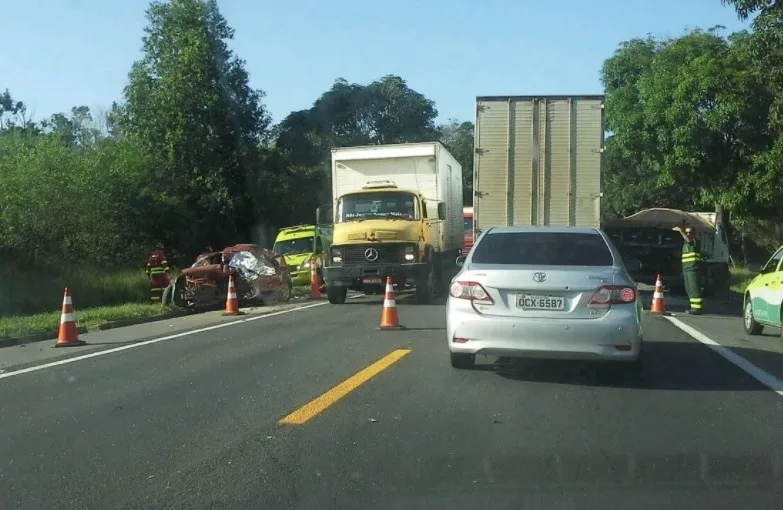 Homem morre após colidir carro em caminhão na BR-101