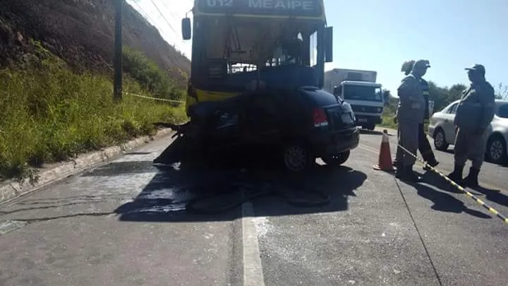 Criança e mais três pessoas morrem em acidente com ônibus em Guarapari