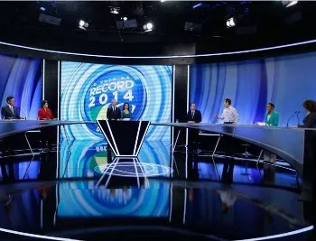 Dilma é alvo preferencial em debate da TV Record marcado por polêmicas sobre Petrobras, gays e aborto