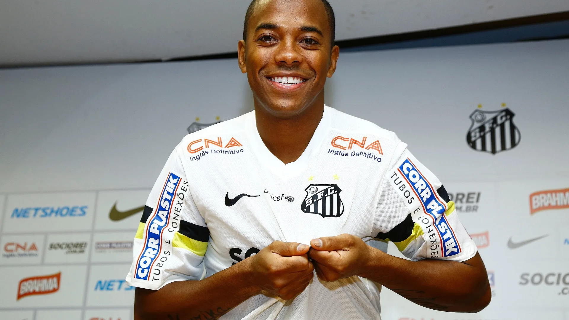 Poupado, Robinho fica fora de treino na seleção em Teresópolis