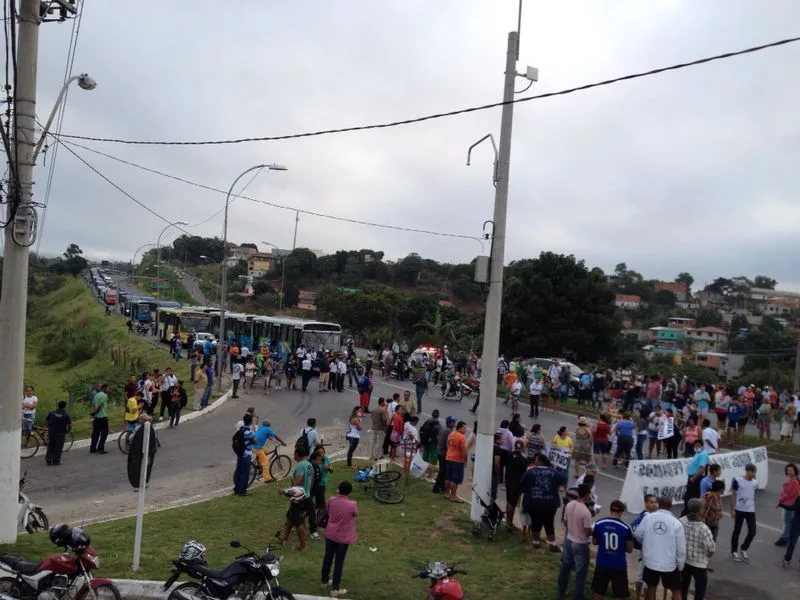 Trânsito congestionado após seis horas de protesto na BR-101, na Serra