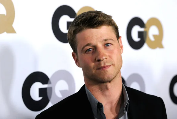 Protagonista de Gotham e The OC já teve que dividir beliche com outro homem