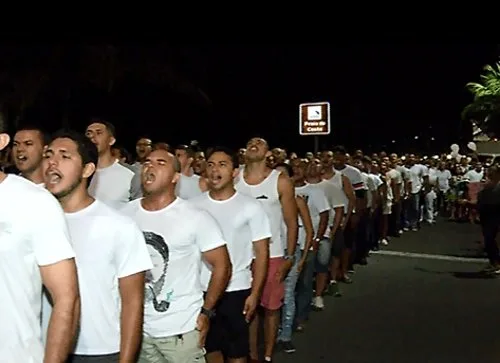 Policiais Militares fazem ‘Marcha pela Paz’ na Praia da Costa em Vila Velha