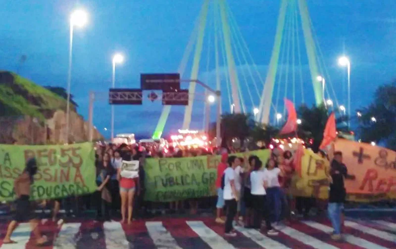 Manifestantes protestam em Vitória contra aprovação da PEC do Teto. Acompanhe