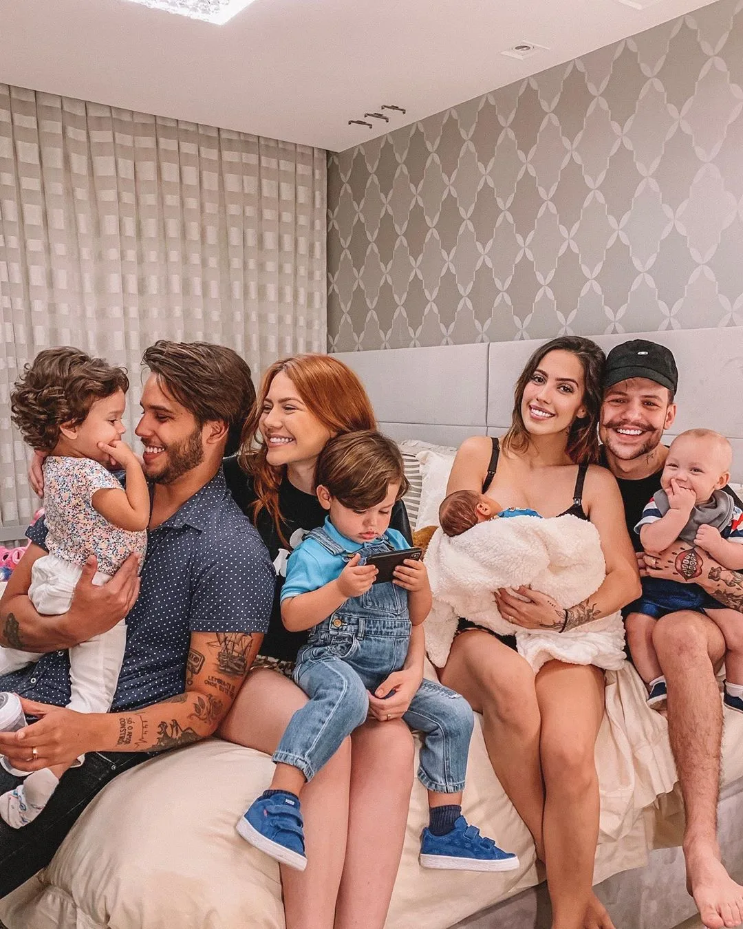 Após polêmicas, filha de Letícia Almeida aparece em foto com o pai biológico e família Poncio