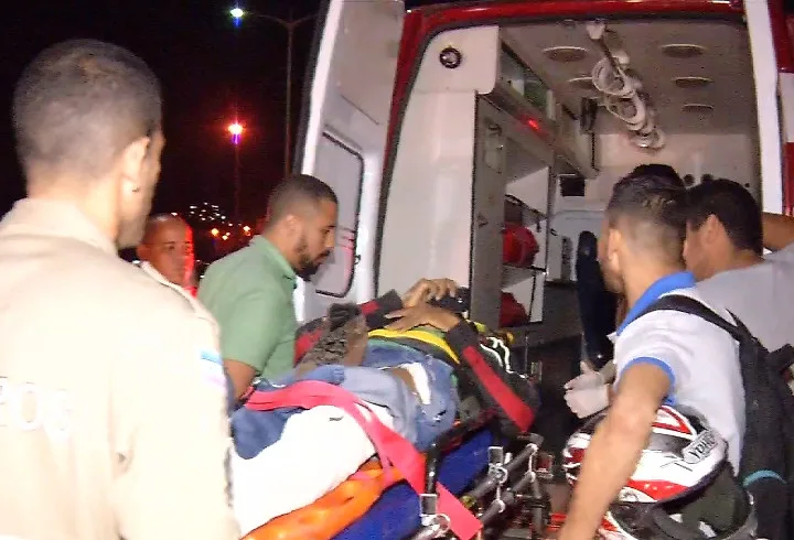 Motociclista tem fratura exposta após bater na traseira de caminhão em Vila Velha
