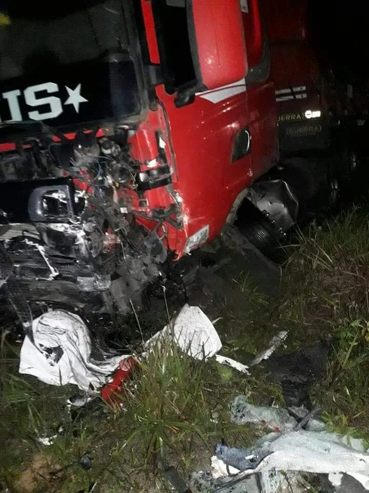 Acidente entre dois carros e carreta deixa uma pessoa morta em Conceição da Barra