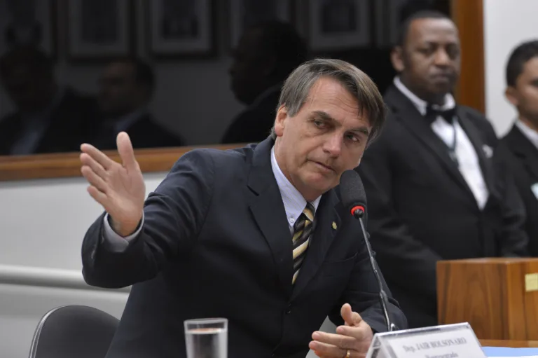 Justiça condena Bolsonaro por 'quilombolas não servem nem para procriar'