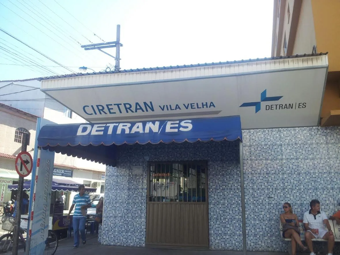 Caminhão rompe cabos de telefone e Ciretran de Vila Velha fica fechada