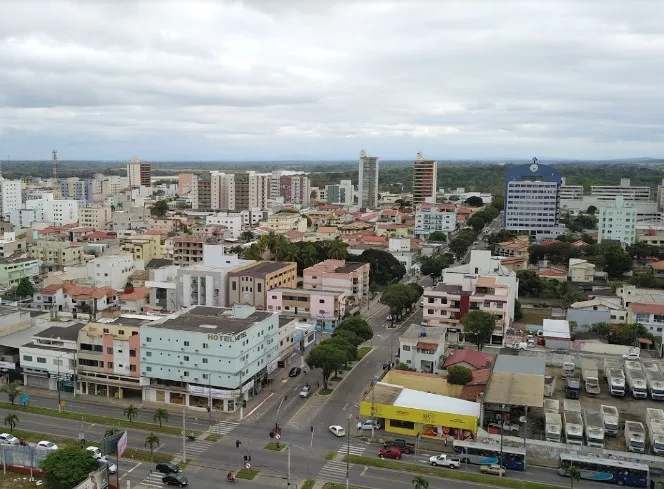 Homem dá soco em janela de vidro, fere o braço e morre depois de hemorragia em Linhares