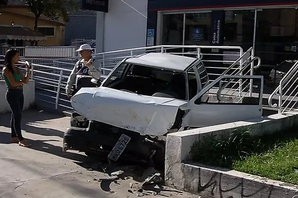 Jovem pega carro do pai e se envolve em acidente em Vitória