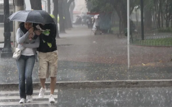 MANHÃ DE SÁBADO (30) CHUVOSA EM SÃO PAULO, IMAGENS DO CENTRO DA CIDADE