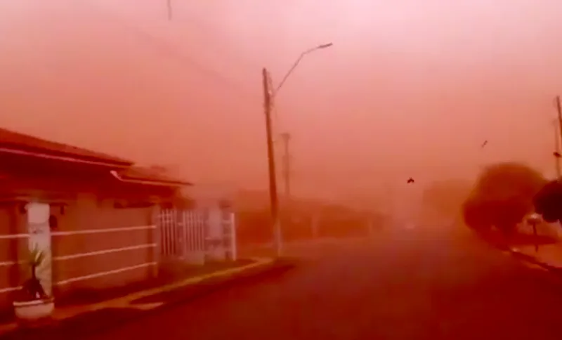 VÍDEO | Tempestade de areia deixa o céu escuro e população assutada no interior de SP