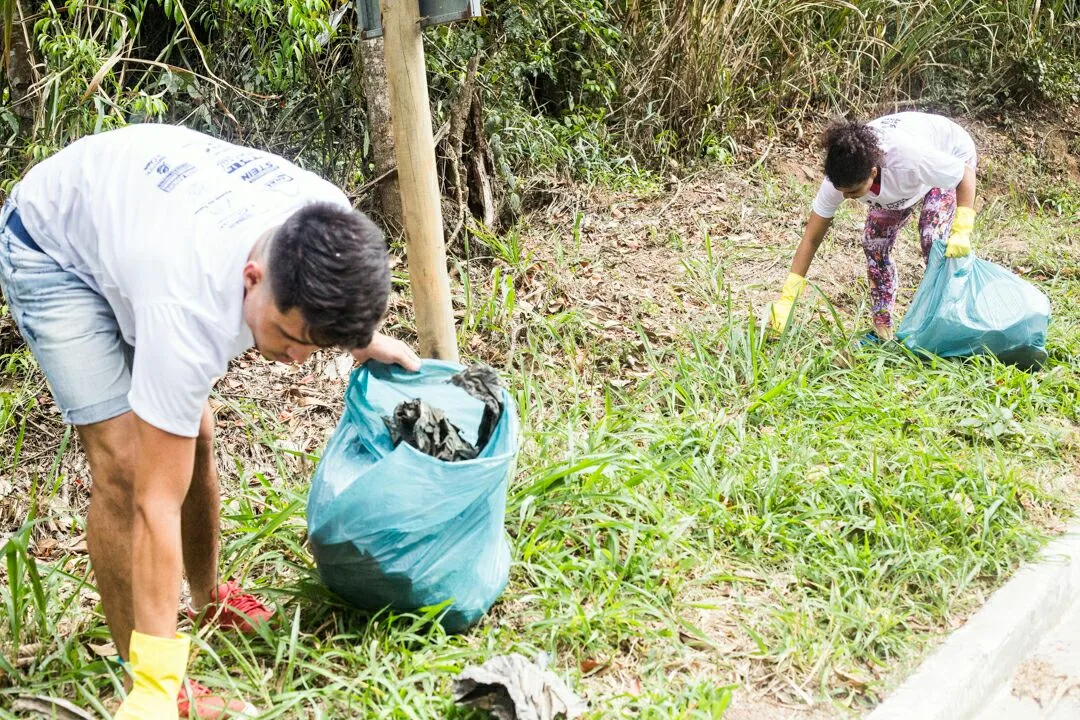 Lixo espalhado em rota turística na Pedra Azul deixa moradores da região indignados