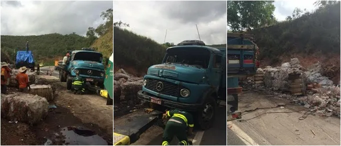 Caminhão carregado de garrafas pet tomba e deixa ferido no Sul do ES