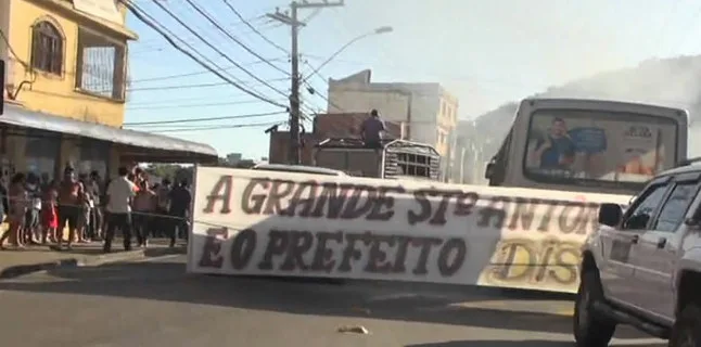 Manifestantes liberam pista após quase duas horas de protesto na rodovia Serafim Derenzi, em Vitória