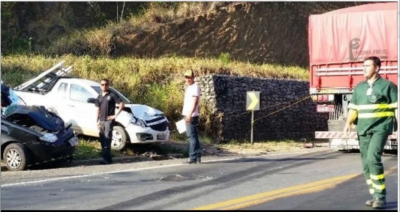 Acidente entre carros e carreta mata motorista na BR-101 em Aracruz