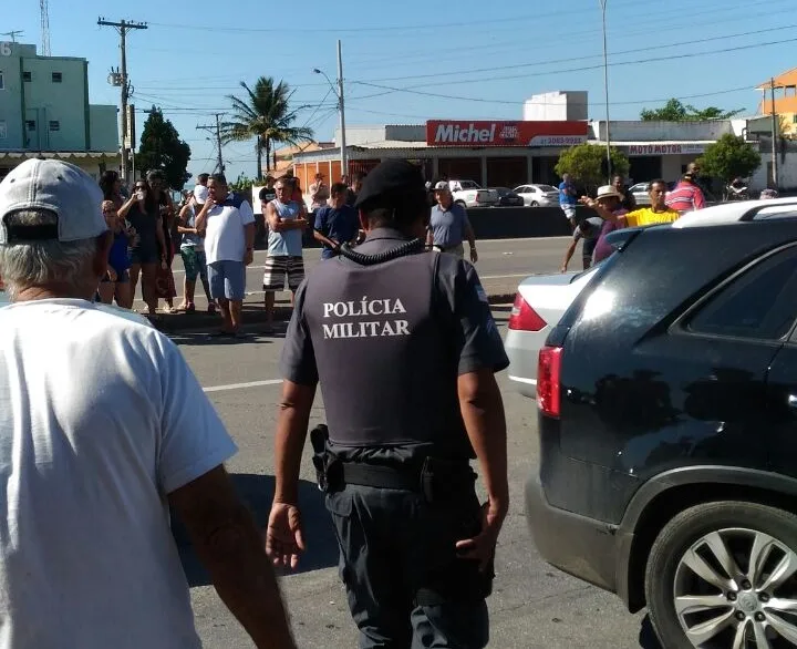 Pelo terceiro sábado consecutivo, moradores interditam Rodovia do Sol em Vila Velha