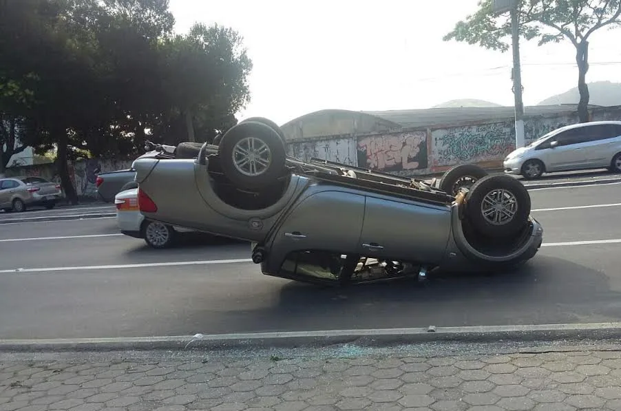 Capotamento deixa motorista ferido na Curva do Saldanha