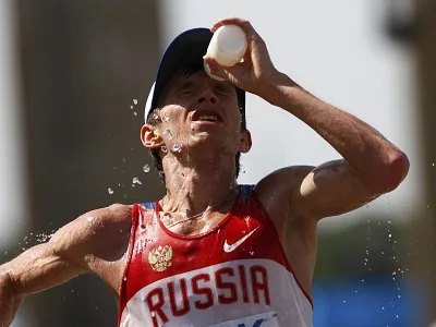 Petr Trofimov of Russia pours water over his head to cool down during the men’s 20 km walk at the world athletics championships in central Berlin, August 15, 2009. REUTERS/Wolfgang Rattay (GERMANY)