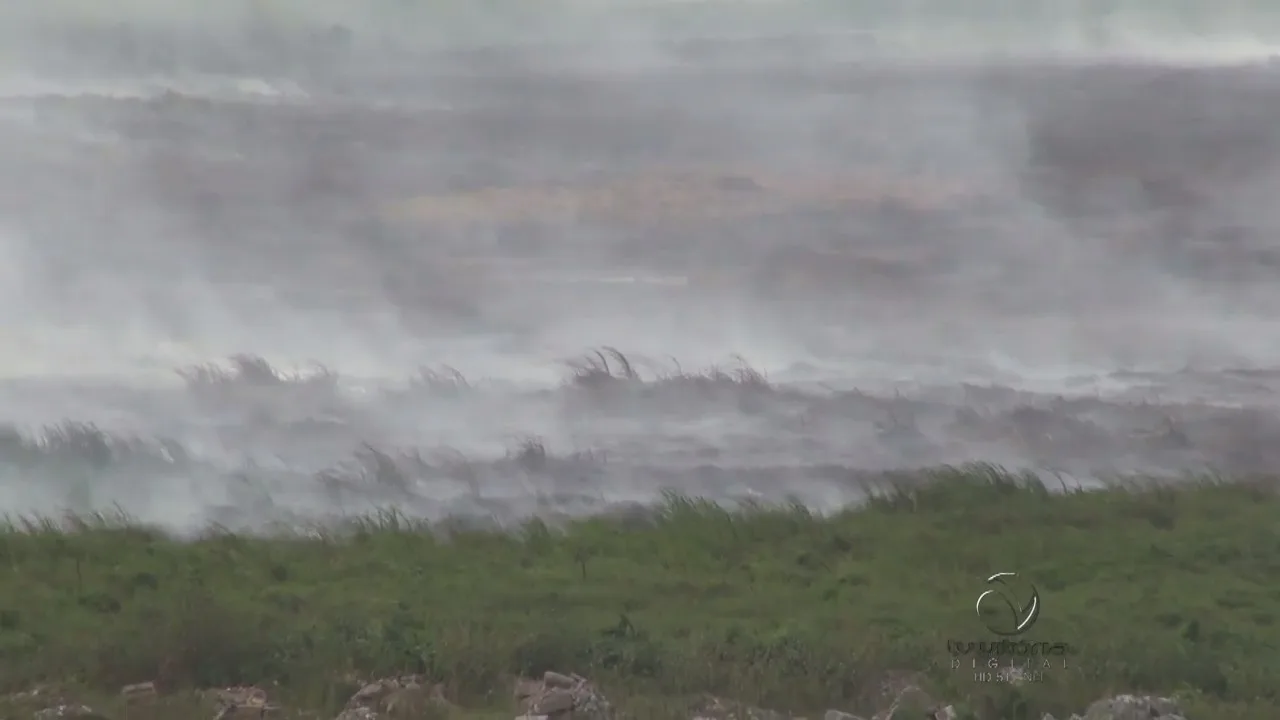 Crise hídrica agrava incêndio na área de turfa da Serra e fumaça é vista em toda a Grande Vitória