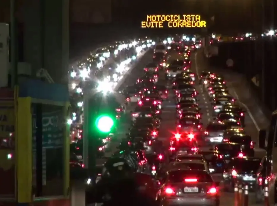 Engavetamento com seis carros deixa dois feridos em cima da Terceira Ponte