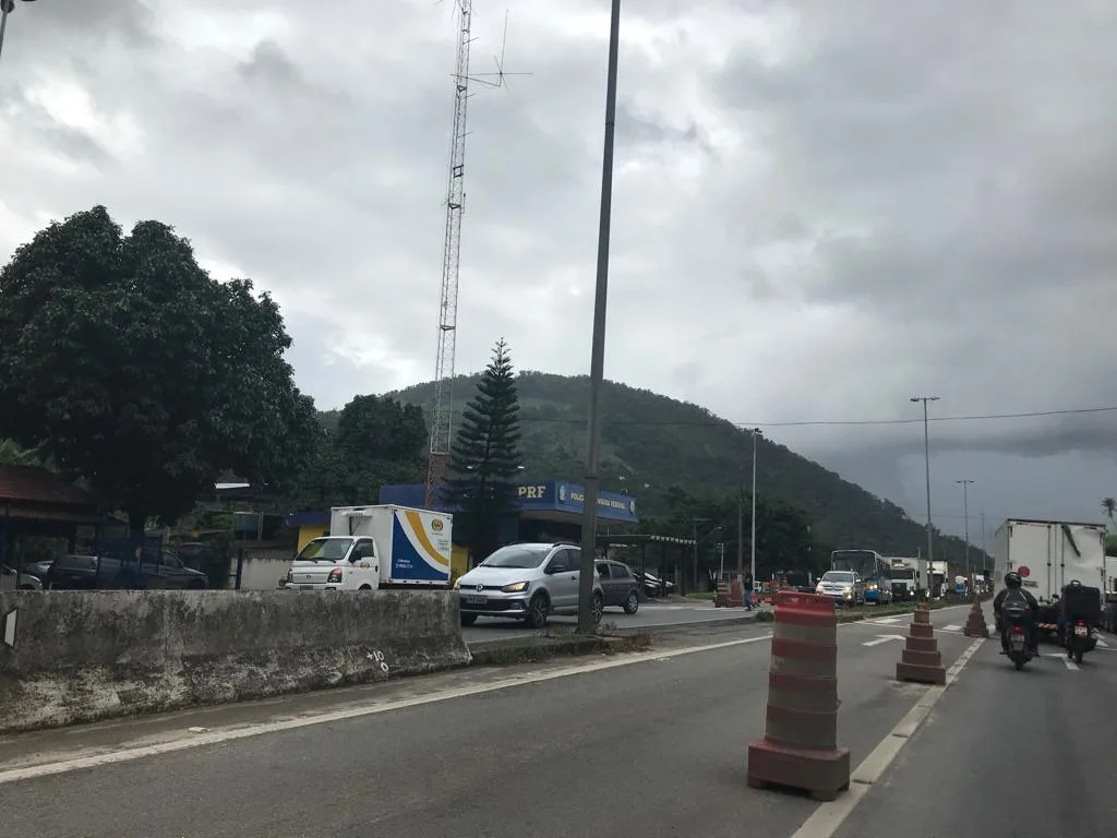 Obra afeta trânsito entre BR 101 e BR 262