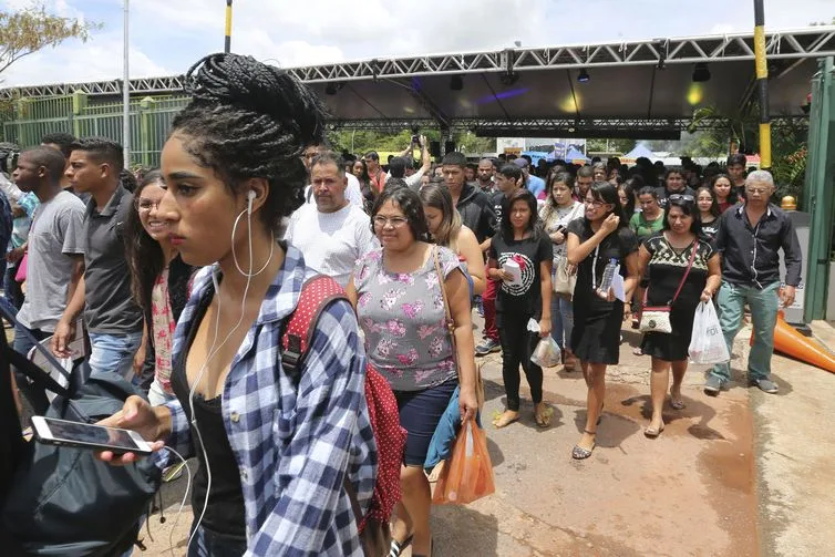 Candidatos aguardam abertura do portões do UniCEUB para o primeiro dia de provas do Enem 2018