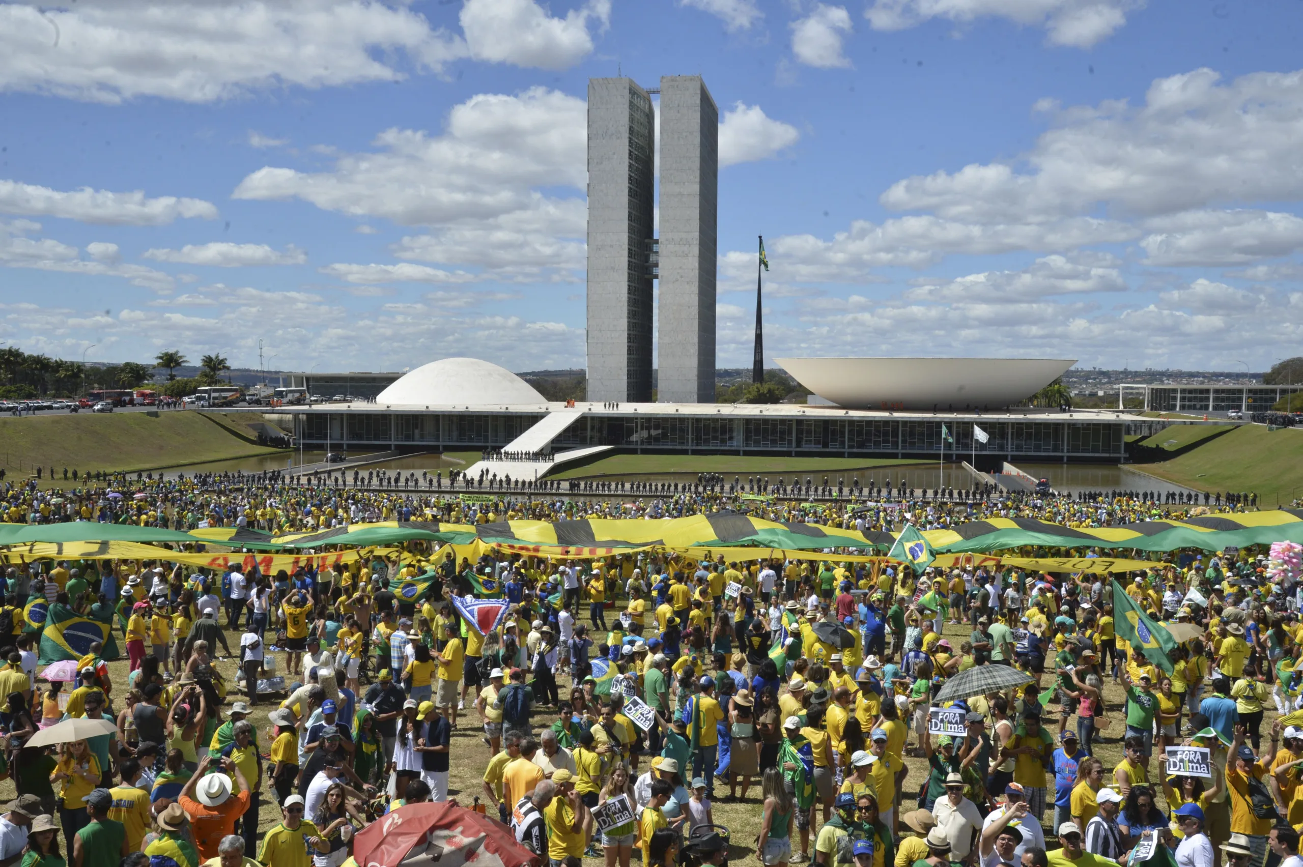 Manifestações convocadas por organizações contrárias ao governo ocorrem com tranquilidade na Esplanada dos Ministérios (Antonio Cruz/Agência Brasil)